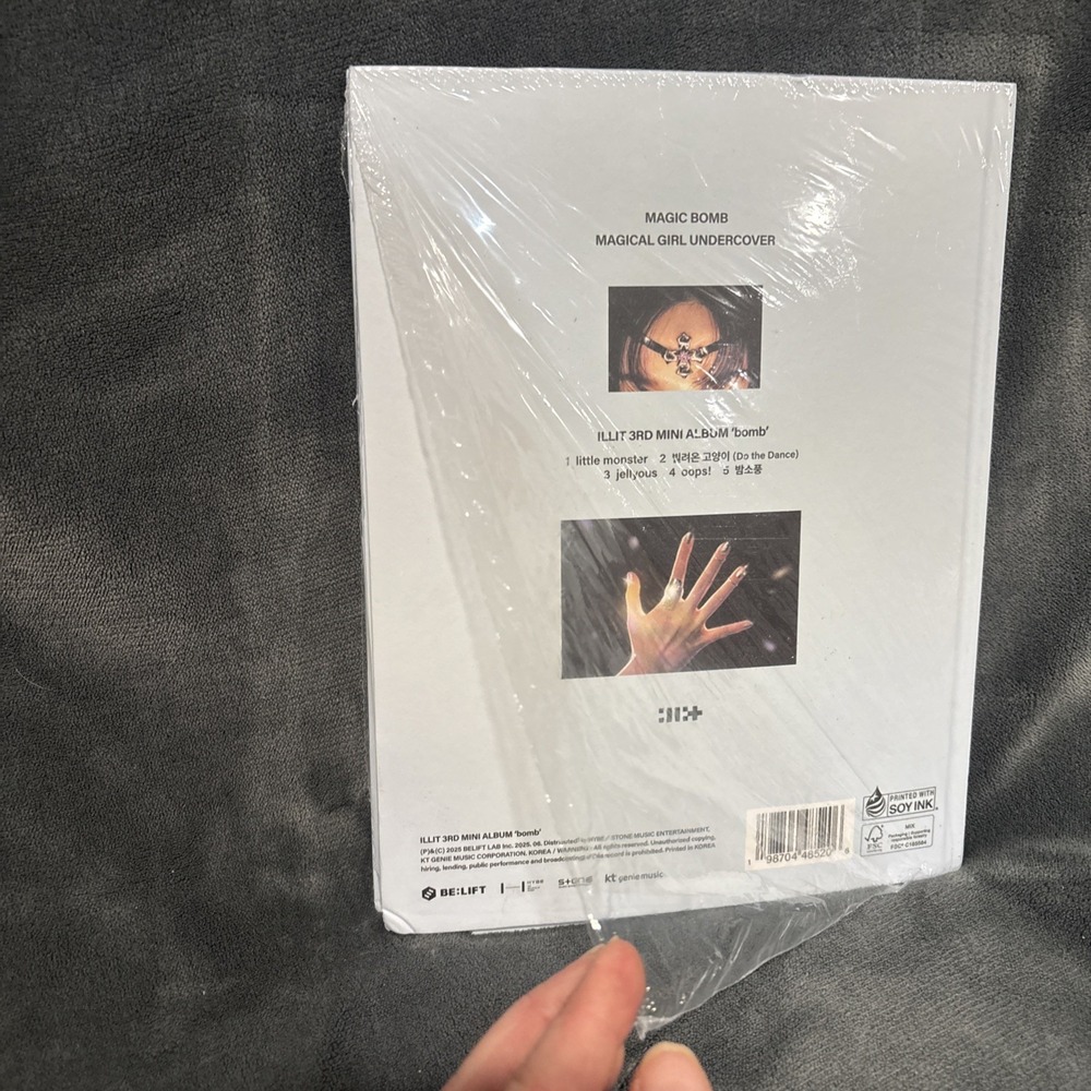 ILLIT‎ - bomb   Magic Bomb.  Magical girl undercover. - Picture 3 of 7